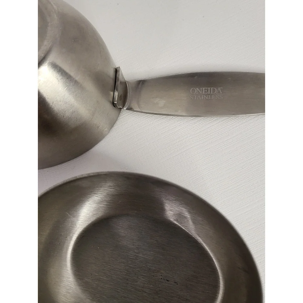 Oneida 18/10 Stainless Steel Flatware Set of 22 with 2 Measuring Cups - 24 piece
